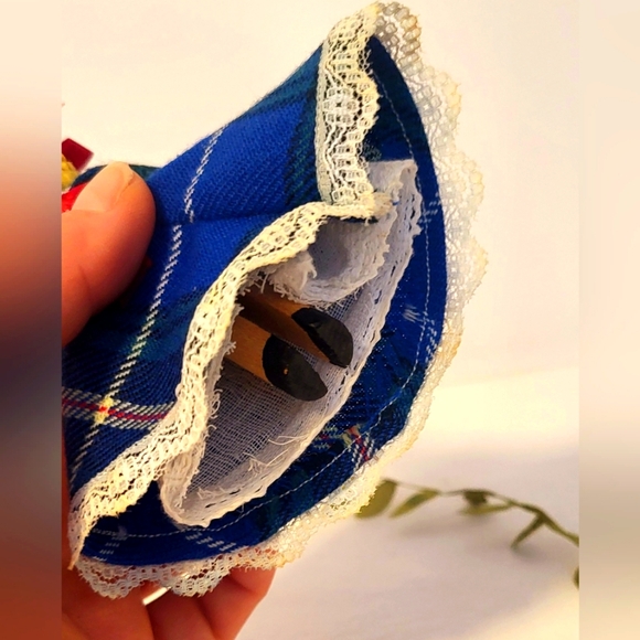 Vintage handcrafted wooden pin doll with folk traditional plaid dress - Picture 8 of 8